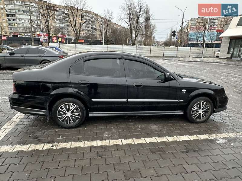 Седан Chevrolet Evanda 2006 в Кривом Роге