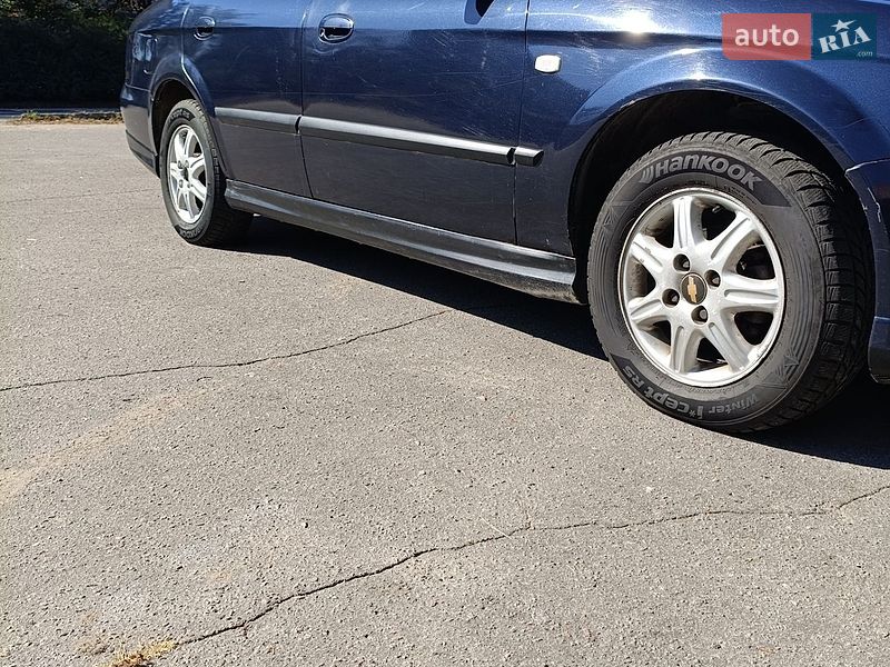 Седан Chevrolet Evanda 2005 в Каневе