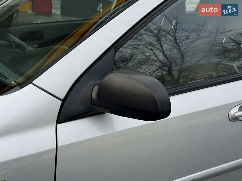 Хетчбек Chevrolet Lacetti 2004 в Дніпрі