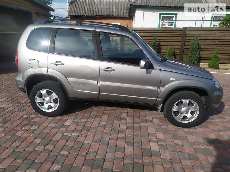 Внедорожник / Кроссовер Chevrolet Niva 2011 в Коростене