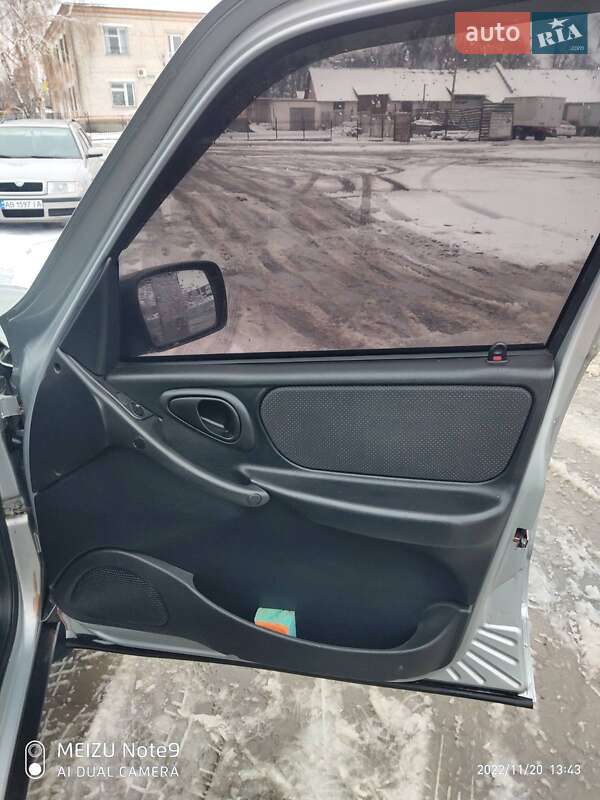 Позашляховик / Кросовер Chevrolet Niva 2015 в Тростянці