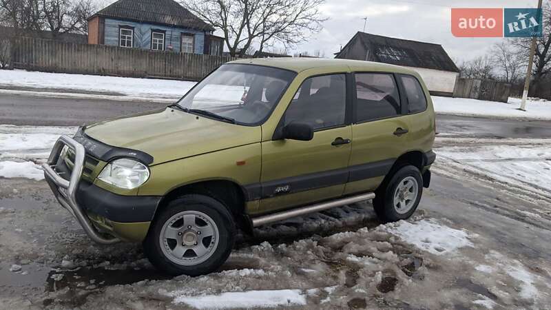 Внедорожник / Кроссовер Chevrolet Niva 2004 в Краснокутске