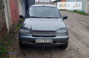 Внедорожник / Кроссовер Chevrolet Niva 2004 в Киеве