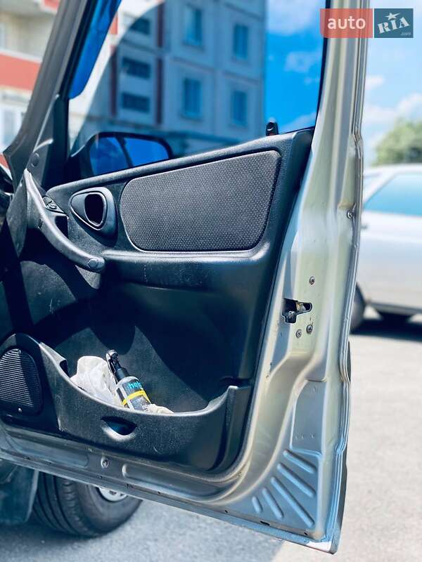 Позашляховик / Кросовер Chevrolet Niva 2011 в Новомосковську