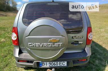 Внедорожник / Кроссовер Chevrolet Niva 2015 в Великой Багачке