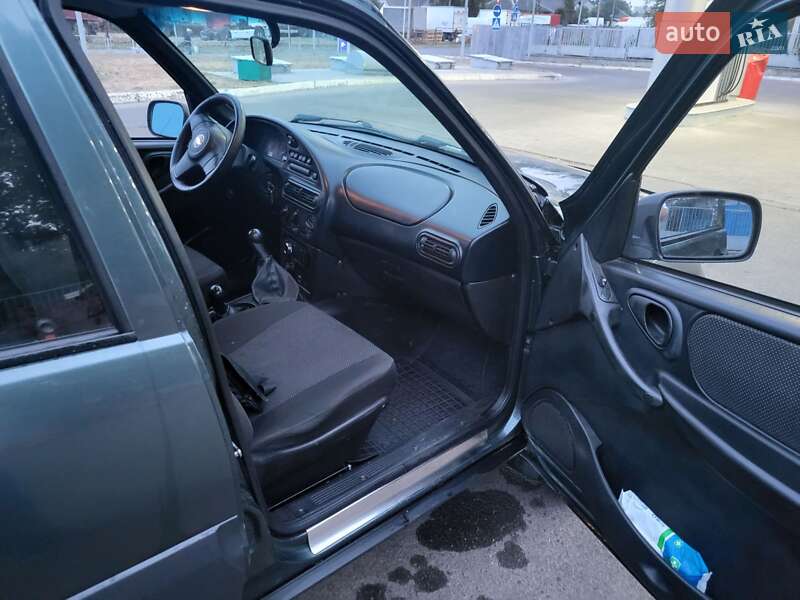 Позашляховик / Кросовер Chevrolet Niva 2012 в Черкасах