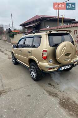 Позашляховик / Кросовер Chevrolet Niva 2004 в 