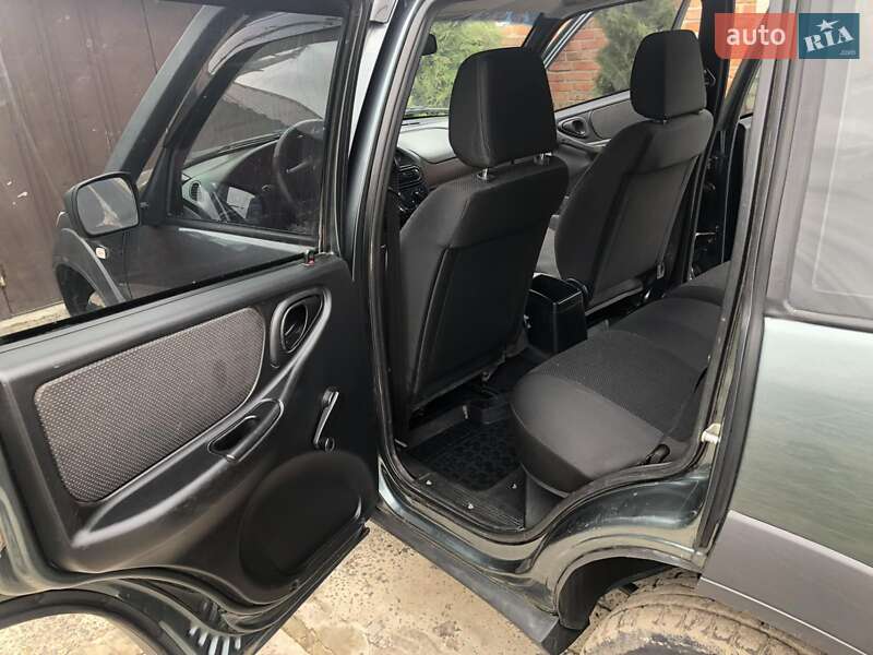 Внедорожник / Кроссовер Chevrolet Niva 2016 в Изюме