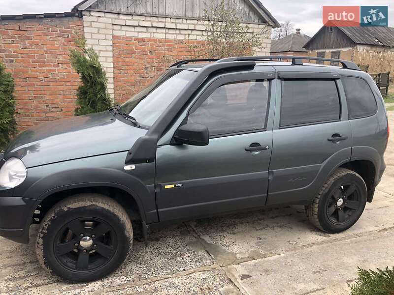 Внедорожник / Кроссовер Chevrolet Niva 2016 в Изюме