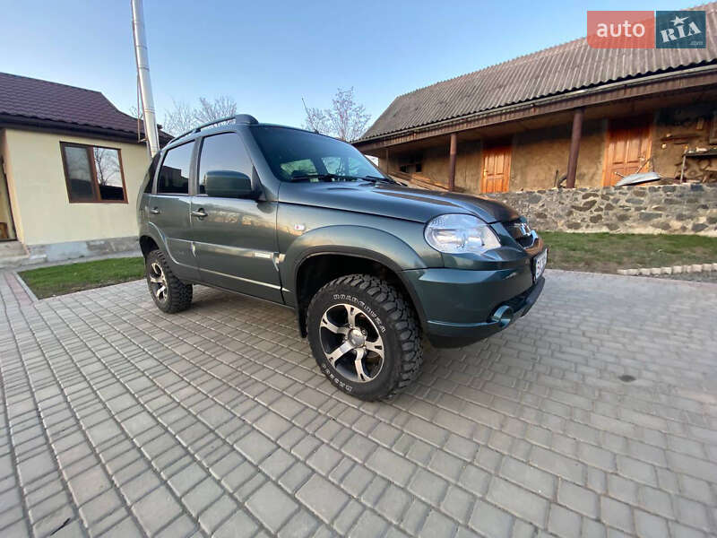 Внедорожник / Кроссовер Chevrolet Niva 2012 в Голованевске