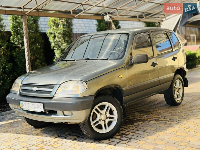 Внедорожник / Кроссовер Chevrolet Niva 2005 в 