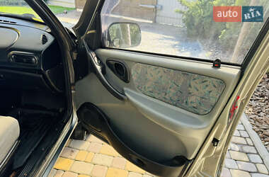 Внедорожник / Кроссовер Chevrolet Niva 2005 в 