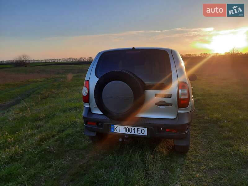 Внедорожник / Кроссовер Chevrolet Niva 2011 в Згуровке