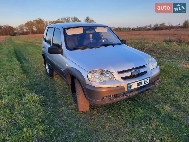 Внедорожник / Кроссовер Chevrolet Niva 2011 в Згуровке