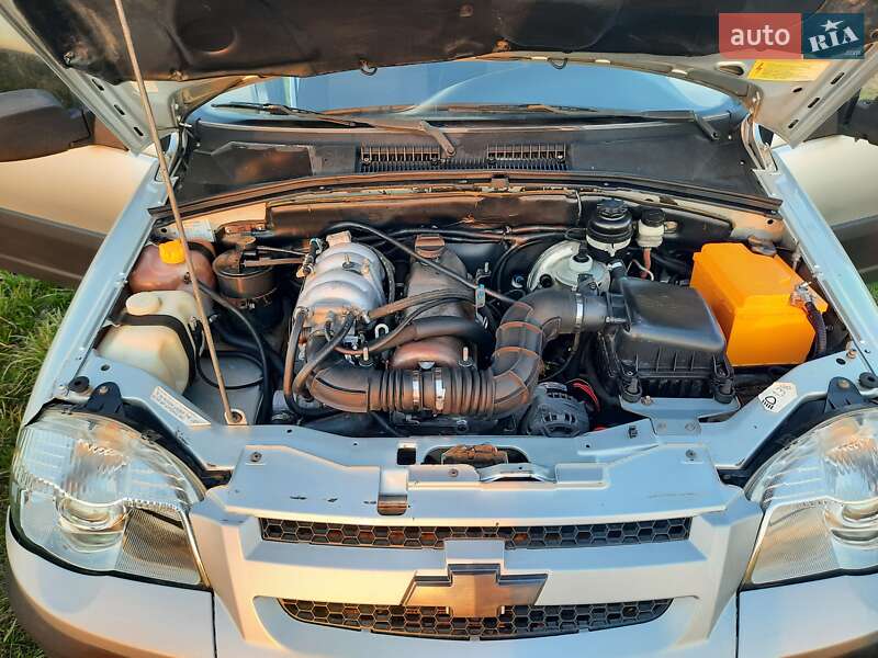 Внедорожник / Кроссовер Chevrolet Niva 2011 в Згуровке