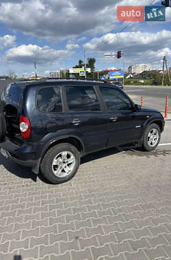 Позашляховик / Кросовер Chevrolet Niva 2010 в 