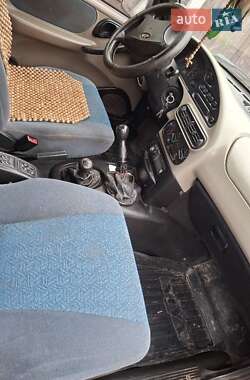 Внедорожник / Кроссовер Chevrolet Niva 2005 в Остроге