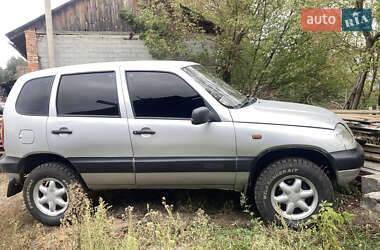 Внедорожник / Кроссовер Chevrolet Niva 2004 в Коростышеве