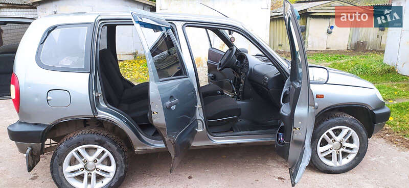 Внедорожник / Кроссовер Chevrolet Niva 2006 в Кролевце