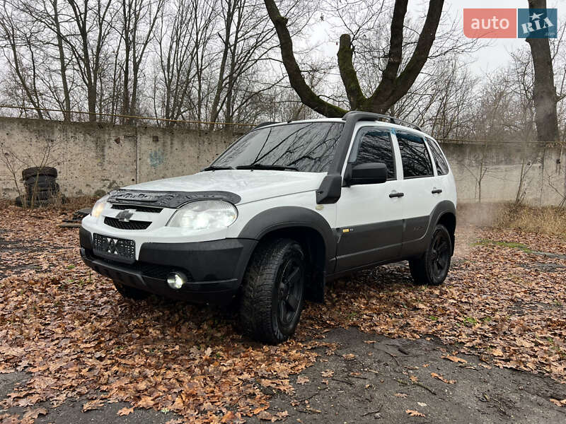 Внедорожник / Кроссовер Chevrolet Niva 2015 в Валках