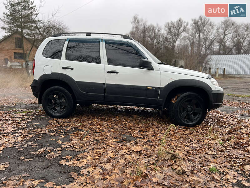 Внедорожник / Кроссовер Chevrolet Niva 2015 в Валках