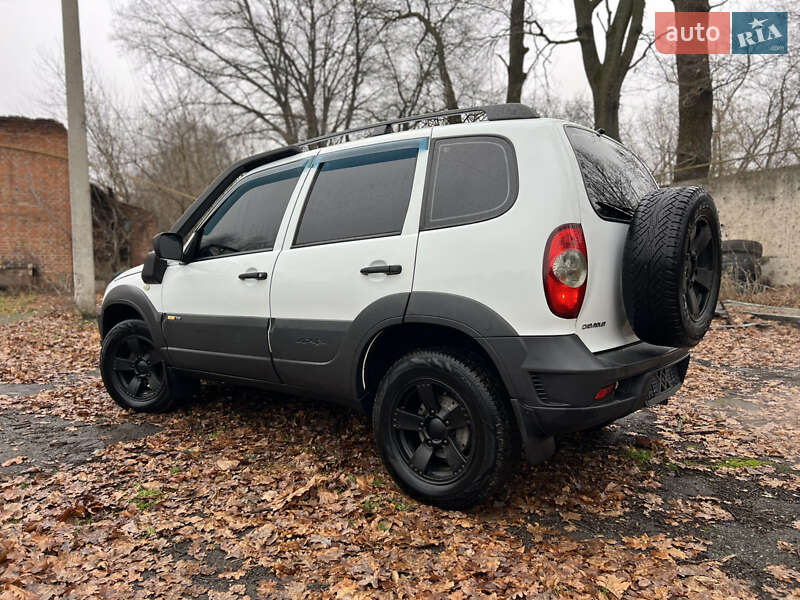 Внедорожник / Кроссовер Chevrolet Niva 2015 в Валках