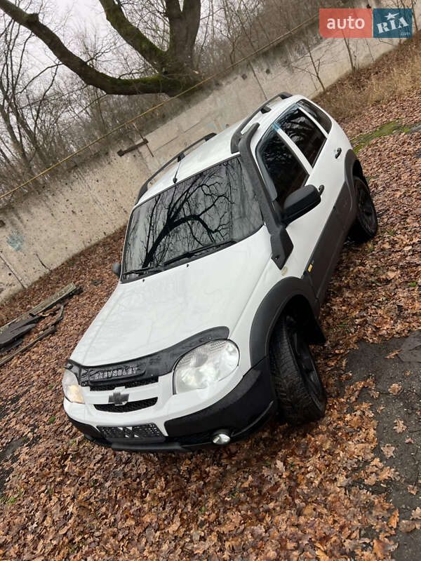 Внедорожник / Кроссовер Chevrolet Niva 2015 в Валках