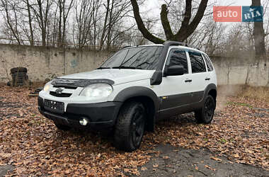 Позашляховик / Кросовер Chevrolet Niva 2015 в Валках
