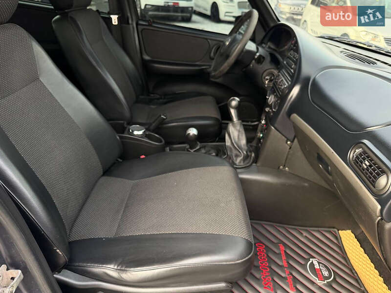 Внедорожник / Кроссовер Chevrolet Niva 2010 в Харькове