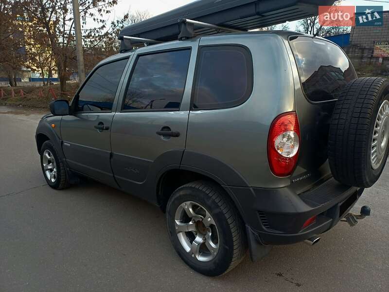 Внедорожник / Кроссовер Chevrolet Niva 2010 в Каменском