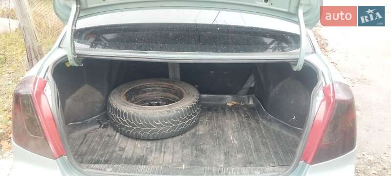 Седан Chevrolet Nubira 2004 в Лубнах