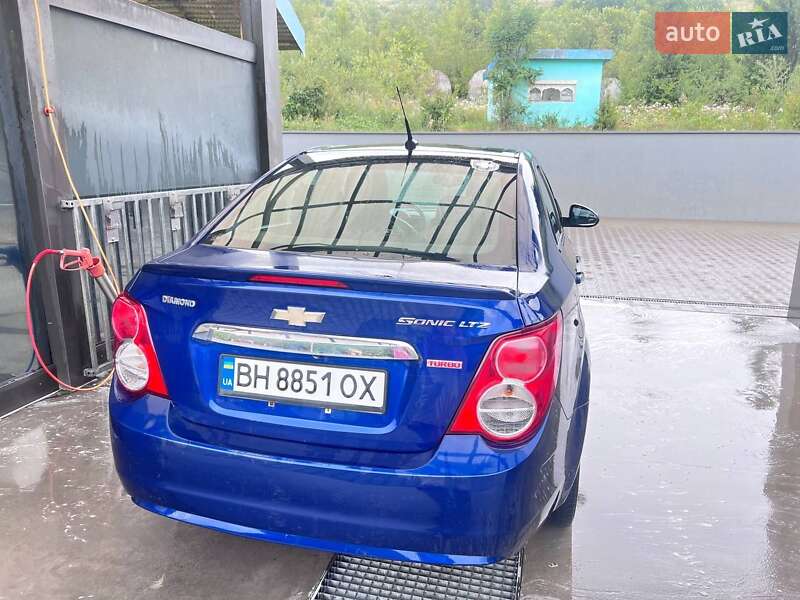 Седан Chevrolet Sonic 2014 в Воловце