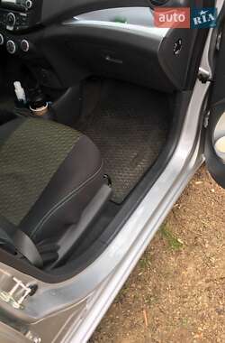 Хетчбек Chevrolet Spark 2013 в Чернівцях
