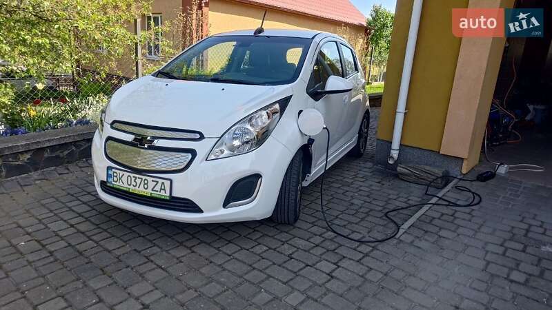 Хэтчбек Chevrolet Spark 2015 в Ровно