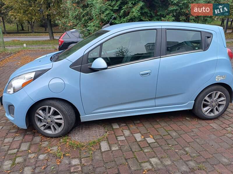 Хетчбек Chevrolet Spark 2015 в Рівному