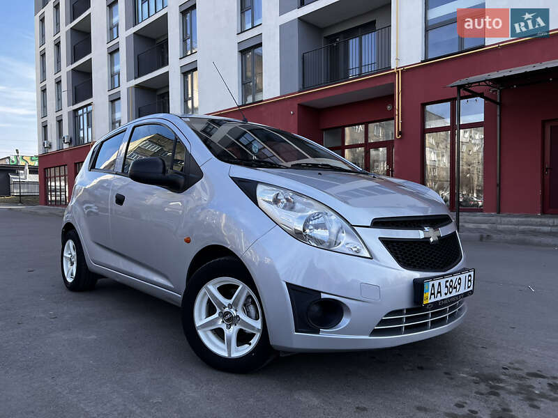 Хэтчбек Chevrolet Spark 2010 в 