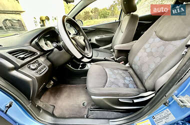 Хэтчбек Chevrolet Spark 2016 в 