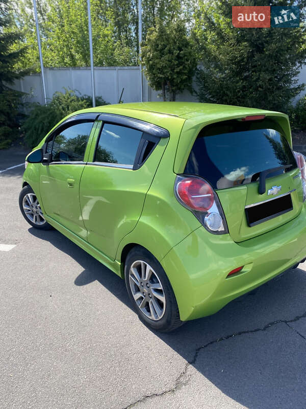 Хетчбек Chevrolet Spark 2014 в Рівному