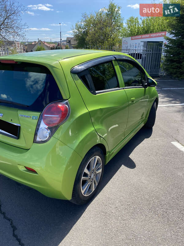 Хетчбек Chevrolet Spark 2014 в Рівному