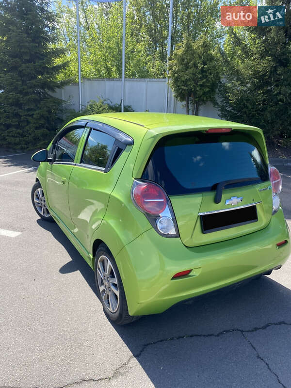 Хетчбек Chevrolet Spark 2014 в Рівному