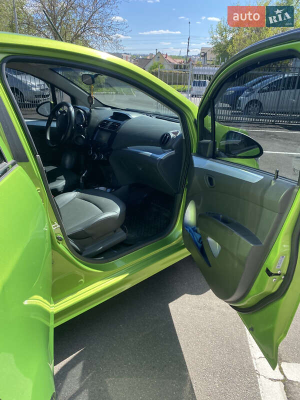 Хетчбек Chevrolet Spark 2014 в Рівному