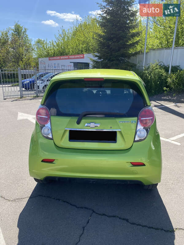 Хетчбек Chevrolet Spark 2014 в Рівному