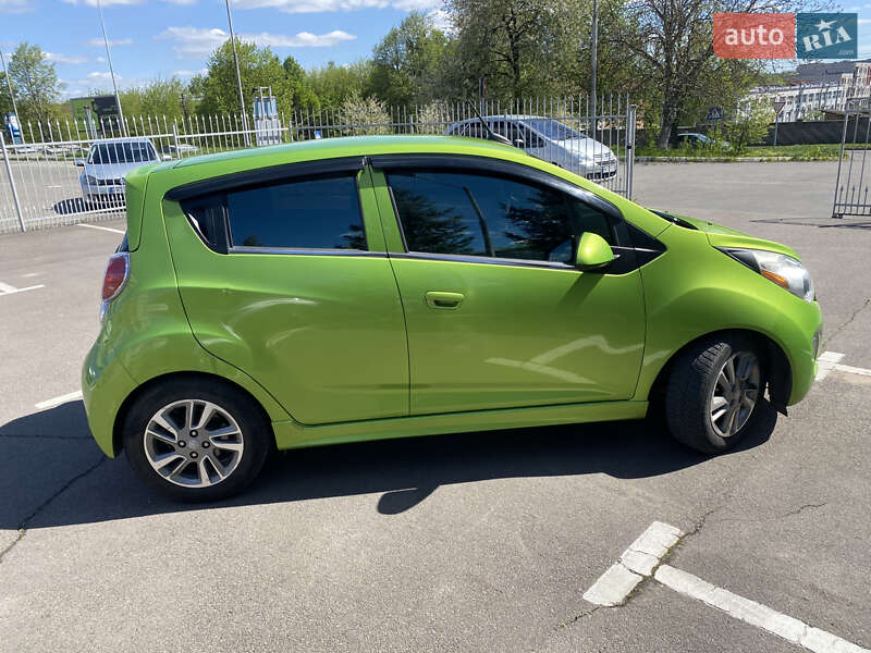Хетчбек Chevrolet Spark 2014 в Рівному