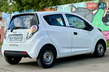 Хэтчбек Chevrolet Spark 2011 в 