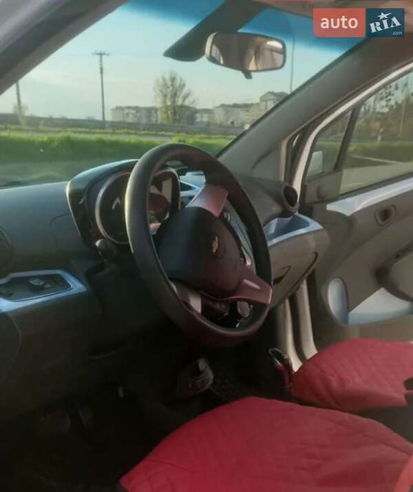 Хетчбек Chevrolet Spark 2016 в Львові
