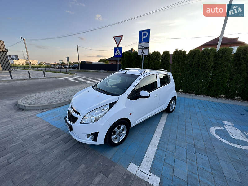Хэтчбек Chevrolet Spark 2011 в 