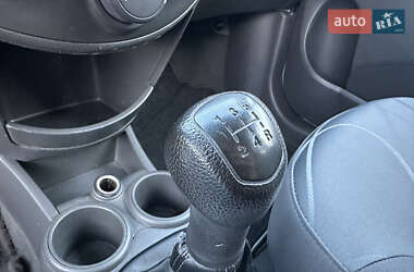 Хэтчбек Chevrolet Spark 2011 в 