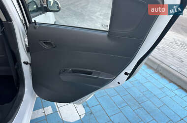 Хэтчбек Chevrolet Spark 2011 в 