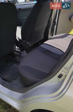 Хэтчбек Chevrolet Spark 2012 в 