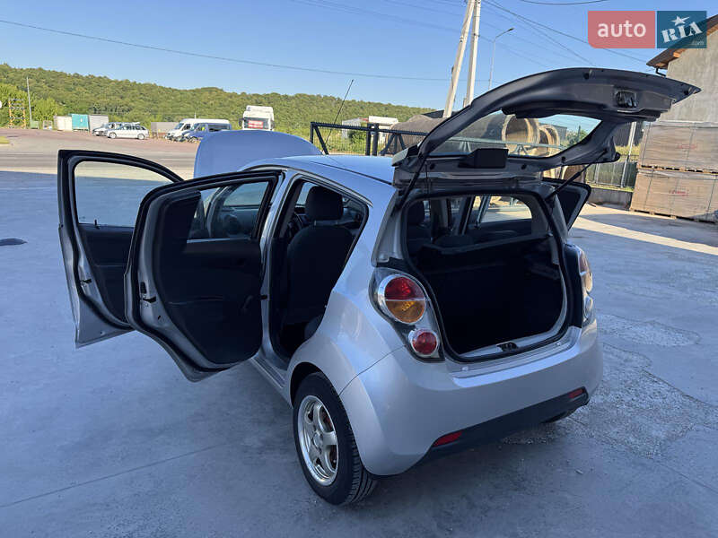 Хэтчбек Chevrolet Spark 2011 в Тернополе